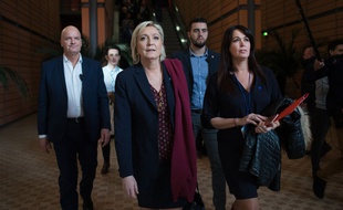 Marine Le Pen, entourée de son garde du corps Thierry Légier et de sa cheffe de cabinet Catherine Griset, le 4 février 2017 à Lyon. La présidente du FN est accusée d'avoir indûment rémunéré ses deux collaborateurs avec les deniers du Parlement européen.