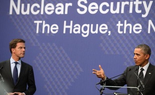 Le président américain Barack Obama avec le Premier ministre néerlandais Mark Rutte lors de la conférence de presse finale du sommet nucléaire à La Haye, le 25 mars 2014