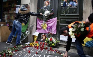 Des personnes posent des bougies et des fleurs devant le "Centre d'information du Kurdistan", le 11 janvier 2013 à Paris au lendemain de l'assassinat de trois militantes kurdes