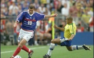 L'autre rencontre, plus célèbre encore, entre les deux nations remonte à la finale du Mondial-98 au Stade de France. Face à l'enthousiasme des Français, les Brésiliens, avec un Ronaldo victime d'un mystérieux malaise quelques heures avant le match, n'avaient pas fait le poids.