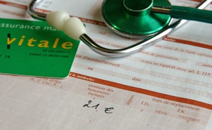 Une carte Vitale et une ordonnance chez un médecin. Illustration.