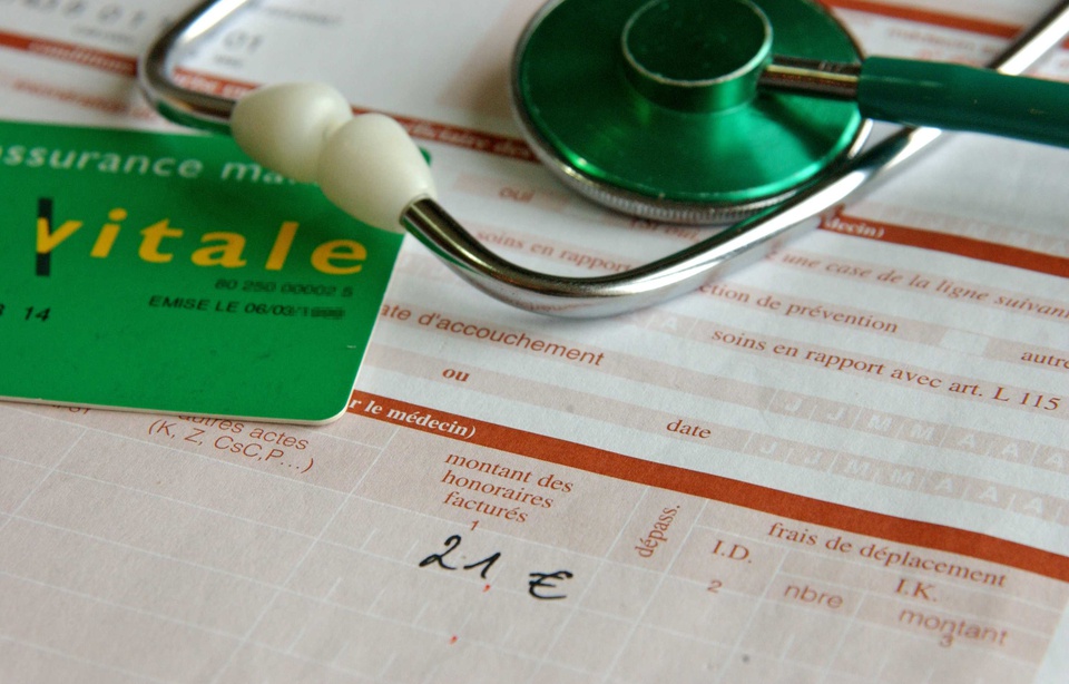 Le gouvernement envisage de rembourser six euros de moins pour les actes les plus chers 960x614_carte-vitale-ordonnance-chez-medecin-illustration
