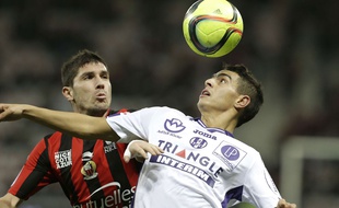 Ben Yedder à la lutte avec Pied lors de Toulouse-Nice le 3 février 2016.