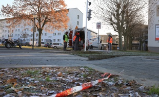 Lieu où la voiture a fini sa course, le 29 novembre 2016 au Neuhof, au croisement de l'avenue du Neuhof et de la rue des Eyzies.