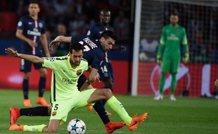 Pastore à la lutte avec Busquets lors du match PSG-Barcelone du 15 avril 2015