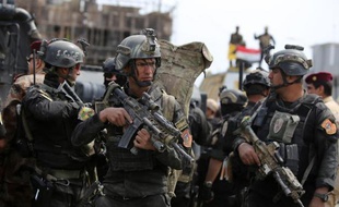 Les forces de anti-terroriste irakiennes patrouillent dans Tikrit, le 1er avril 2015