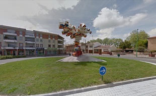 La sculpture "l'arbre en ciel", sur le rond-point Jean-Monnet, à Cugnaux.