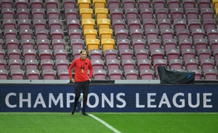 Thomas Tuchel prend la température sur la pelouse du stade de Galatasaray avant le match de mardi.