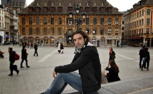 Le milieu de terrain du VAFC, José Saez, photographié ici place de l'Opéra à Lille le 6 mars 2013.