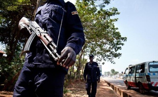 Un policier à Kampala