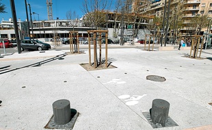 Sur la place du 4-Septembre, la piste cyclable se résume à ces deux petits logos imprimés sur les nouveaux trottoirs.