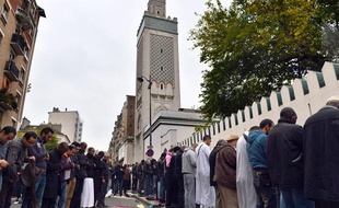 Des musulmans devant la mosquée de Paris le 26 octobre 2012.