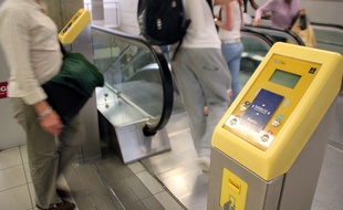 Une borne de validation du métro à Rennes, station République