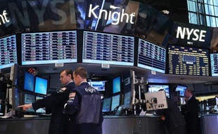 L'erreur de programmation qui a valu au courtier américain Knight Capital de perdre 440 millions d'euros soulève à nouveau la question de l'omniprésence sur les marchés de machines accusées par leurs détracteurs d'augmenter les risques et de léser les investisseurs.