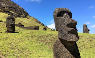 Plusieurs moaï sur le volcan Rano Raraku de l’île de Pâques.