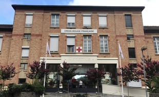 Le service Rétablissement des liens familiaux (RLF) de la Croix-Rouge se situe dans les locaux du siège, dans le 14e arrondissement parisien. Il dispose aussi de six antennes dans de grandes villes en région ainsi que d'un service itinérant dans les Hauts-de-France.