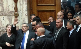 Le dirigeant du parti néonazi Aube dorée Nikos Michaloliakos (bras levé) le 17 mai 2012 au Parlement à Athènes