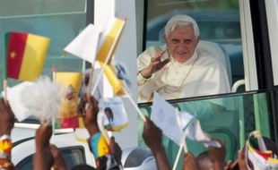 Le pape Benoît XVI, arrivé mardi au Cameroun pour son premier voyage en Afrique, a mis en garde les Africains contre "tout particularisme ou tout ethnocentrisme excessif", dans un discours aux évêques camerounais réunis mercredi matin dans une église de Yaoundé.