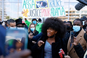 Pour Assa Traore, ici le 7 mai 2021, la mort de Mahamadou Fofana n'est pas accidentelle.