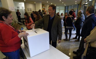Des personnes votent lors du scrutin sur l'indépendance de la Catalogne, le 9 novembre 2014 à Barcelone