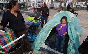 Montreuil le 2 mai 2013. Campement devant la mairie de Montreuil apres 2 expulsion dans la journee et notamment du campement rom a Montreuil rue de Paris en face du palais des congres.