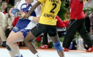 Invaincue depuis le début de la compétition, l'équipe de France féminine a subi un coup d'arrêt inattendu en s'inclinant 27 à 29 face à l'Angola, jeudi à Metz, un contre-temps sérieux dans sa quête de points pour les quarts de finale du Mondial-2007.