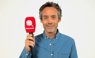 Yann Barthès, micro à l'effigie de l'émission «Quotidien» en main.