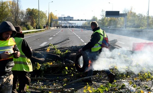 Des «gilets jaunes» bloquent le pont d'Aquitaine, à Bordeaux.