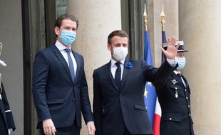 Emmanuel Macron accueille le chancelier autrichien Sebastian Kurz pour évoquer le sujet du terrorisme, le 10 novembre 2020.