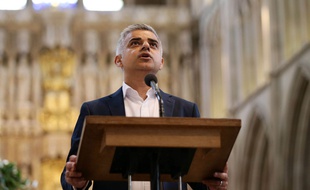 Sadiq Khan prête serment au lendemain de son élection à la tête de la mairie de Londres, le 7 mai 2016 à la cathédrale de Southwark.