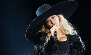 Le chapeau porté par Beyoncé lors de sa tournée pourrait rapporté au moins 2.000 dollars.