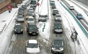 L'année dernière, des chutes de neige avaient bloqué des milliers d'automobilistes.