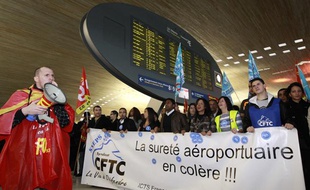 Des agents de sûreté en grève à Roissy, le 22 décembre 2011.