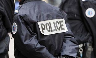 De policiers en patrouille, le 14 novembre 2011