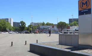 La place Abbal de la Reynerie, au bord du lac.