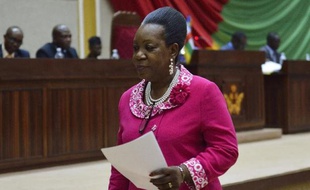 Au lendemain de son élection, la présidente centrafricaine de transition Catherine Samba Panza s'attellet mardi à sa première priorité: pacifier un pays où la peur de nouvelles tueries taraude toujours les centaines de milliers de déplacés des violences.