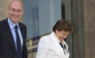 Roselyne Bachelot, chaussée de Crocs roses, à la sortie du conseil des ministres le 27 août 2008