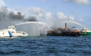 Le cargo en feu, au Sri Lanka.