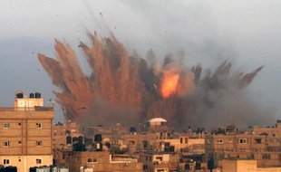 Explosions et incendies à Rafah (sud de Gaza), le 11 juillet 2014 après des raids de l'armée israélienne