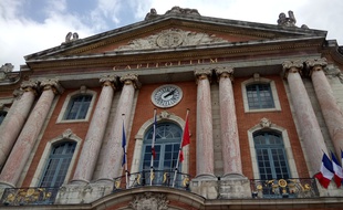 Les drapeaux du Capitole de Toulouse en berne le 18 août 2017, après les attentats en Catalogne.