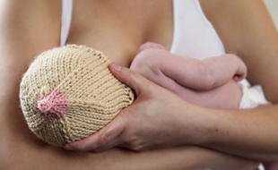 Une mère allaite son bébé