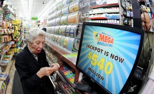 Il y a au moins un gagnant pour la cagnotte record de 640 millions de dollars (480 millions d'euros) du loto aux Etats-Unis, ont annoncé samedi des médias américains.