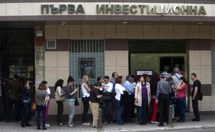 File d'attente devant la First investment bank à Sofia le 27 juin 2014
