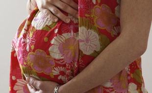 Une femme enceinte a commencer à accoucher quand elle passait un examen