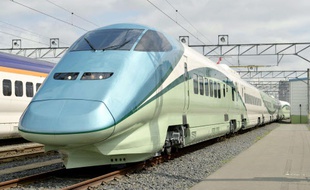 Un shinkansen (train à grande vitesse japonais) équipé de bains de pieds est présenté à Yamagata, le 30 juin 2014.