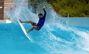 Une vague artificielle dans un « surf park » en Australie.