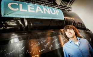 Boyan Slat, un militant écologiste lors de la présentation de son prototype de barrière filtrante destinée à dépolluer les océans, le 22 juin 2016 à Scheveningen, aux Pays-Bas