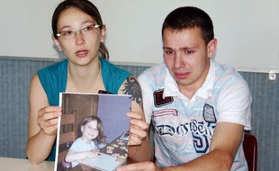 Anne-Sophie Faucheur, mère de Typhaine, et son concubin le 24 juin 2009.