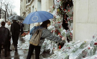 Des fleurs déposées devant le domicile de François Mitterrand le 10 janvier 1996 à Pari