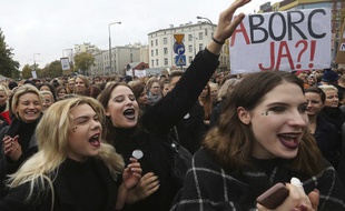 Des milliers de Polonaises vêtues de noir ont participé lundi à des manifestations contre une proposition de loi bannissant pratiquement l'avortement